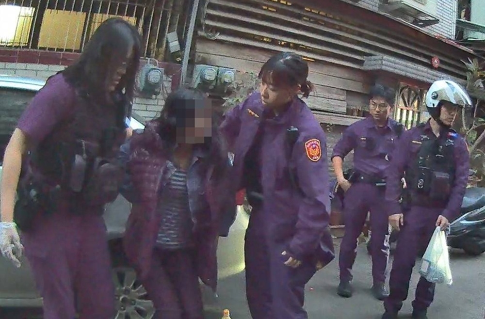 通緝男騎機車狂逃躲警 蛇行閃車後座女友頭暈軟腳 10 cnews204251128a08