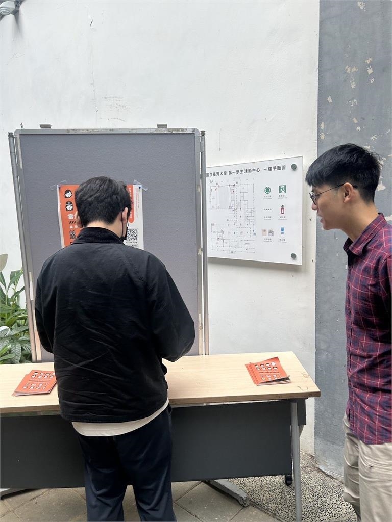 快新聞／住宿生、租屋族也領得到　台大生校園自主發放「小橘書」