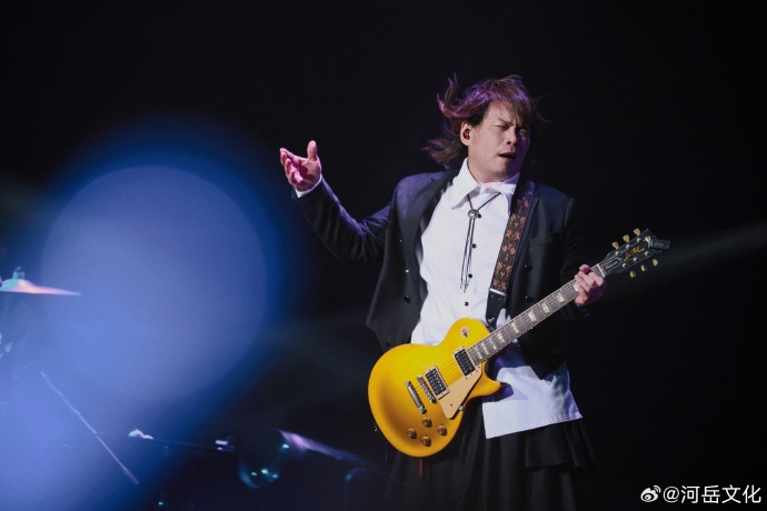 伍佰演唱會下班被捕獲「穿工服」現身海底撈！57歲真面目超反差網笑：甩麵打工？