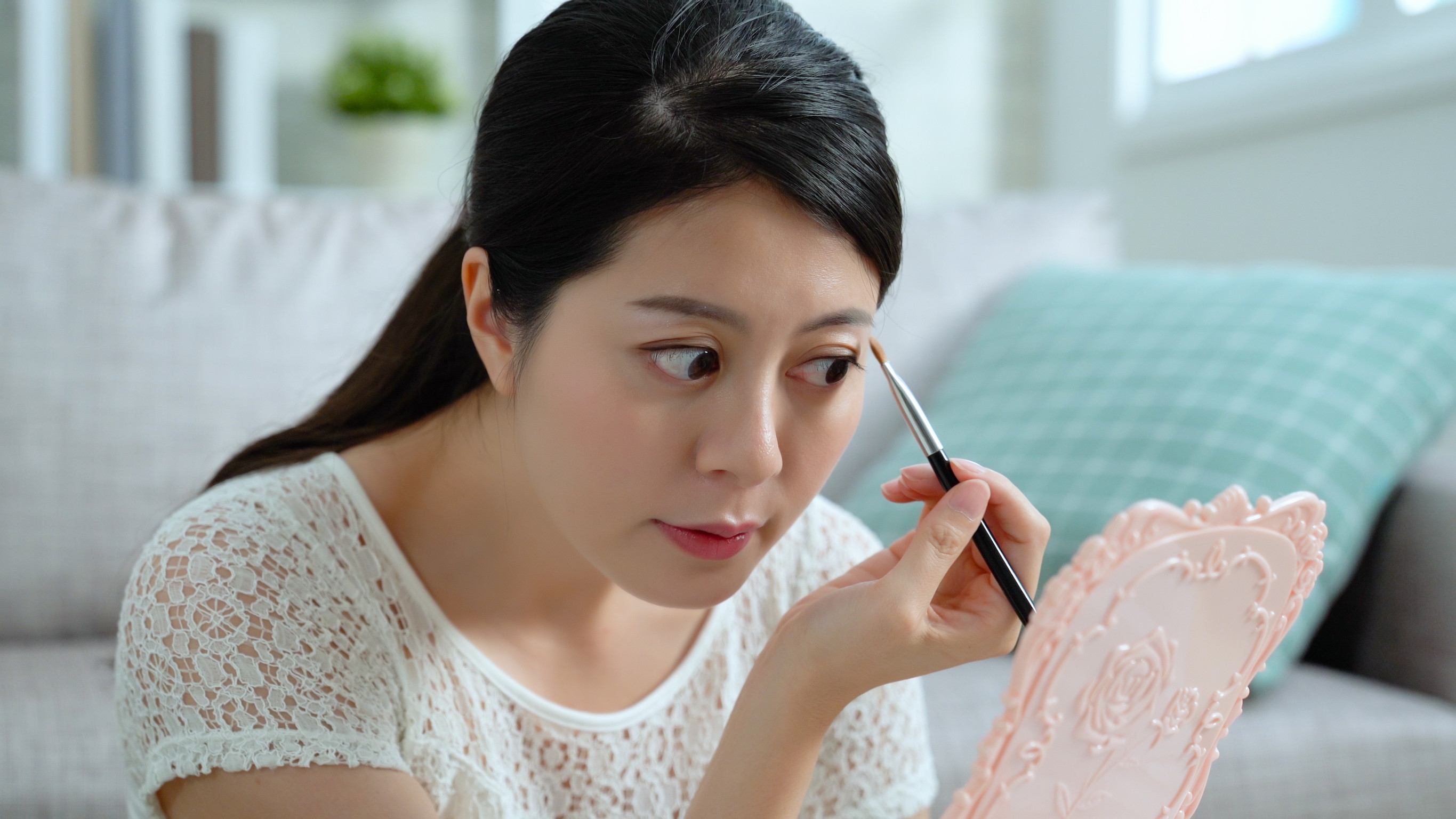 妳開始對自己的外表比以往更上心,現在為了跟他見面,妳會花更多時間化妝和選衣服。圖/123RF圖庫