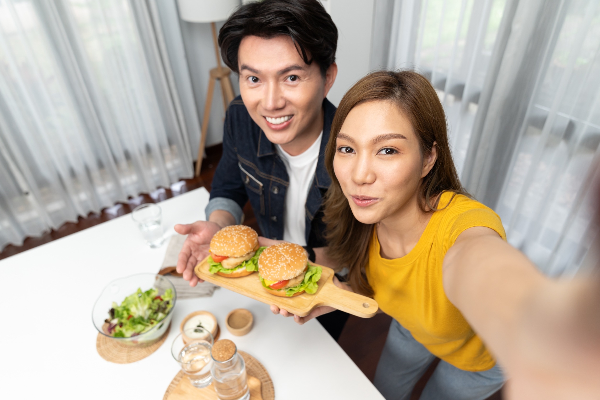 跟心儀對象一起聚餐,也會讓妳心情大好食慾增加。圖/123RF圖庫