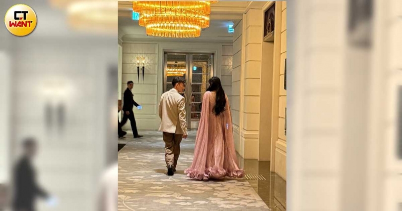 李靚蕾悄悄飄進婚宴會場。(圖/林俐瑄攝)