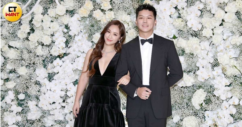 吳姍儒穿著深V禮服與老公王陽開一同出席婚宴,頗為搶鏡。(圖/侯世駿攝)