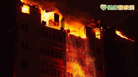 香港五級惡火釀嚴重死傷！火場逃生掌握「五不」 　勿為找濕毛巾耽誤時間