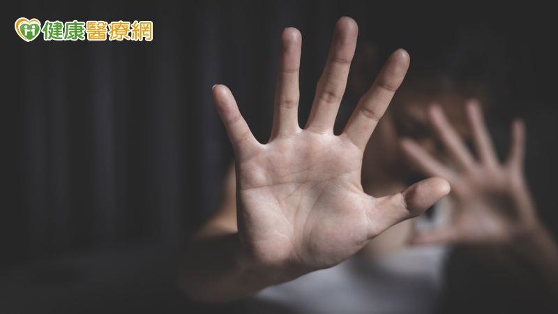 網路霸凌已成青少年全天候威脅！調查：近2成曾遭網暴、4成選旁觀