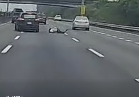 國道上演真實版《玩命關頭》！男從「後座摔出」後車S型急閃30秒片流出…