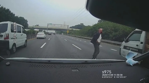 國道上演真實版《玩命關頭》！男從「後座摔出」後車S型急閃30秒片流出…