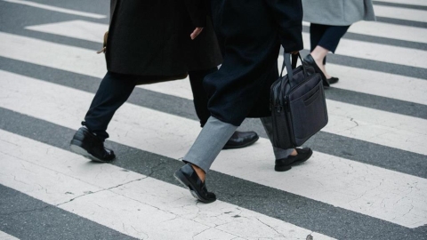 她綠燈倒數衝斑馬線被警攔截!「遭罰500元」真相曝光…網驚:沒人知道