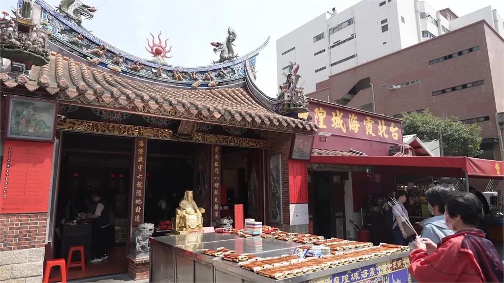 台灣人拜月老不求姻緣「供桌全擺這1物」南韓遊客超問號!妹子一看秒面壁