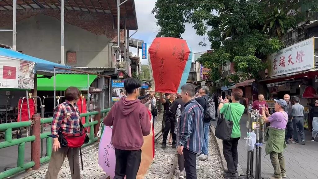 鐵道可放天燈了！十分、平溪、菁桐試辦鐵軌合法放天燈