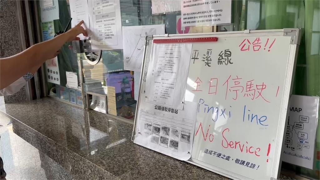 鐵道可放天燈了！十分、平溪、菁桐試辦鐵軌合法放天燈