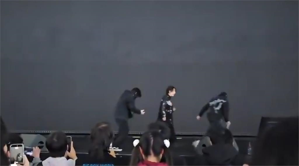 《海賊王》歌手上海演出突遭「熄燈卡歌」！大槻真希傻眼反應曝⋯本人無奈發聲