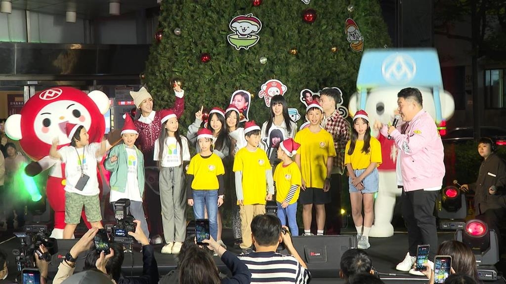 連鎖超市耶誕點燈　白安、鼔鼔、蕭秉治接力獻唱