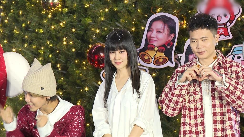 連鎖超市耶誕點燈 白安、鼔鼔、蕭秉治接力獻唱