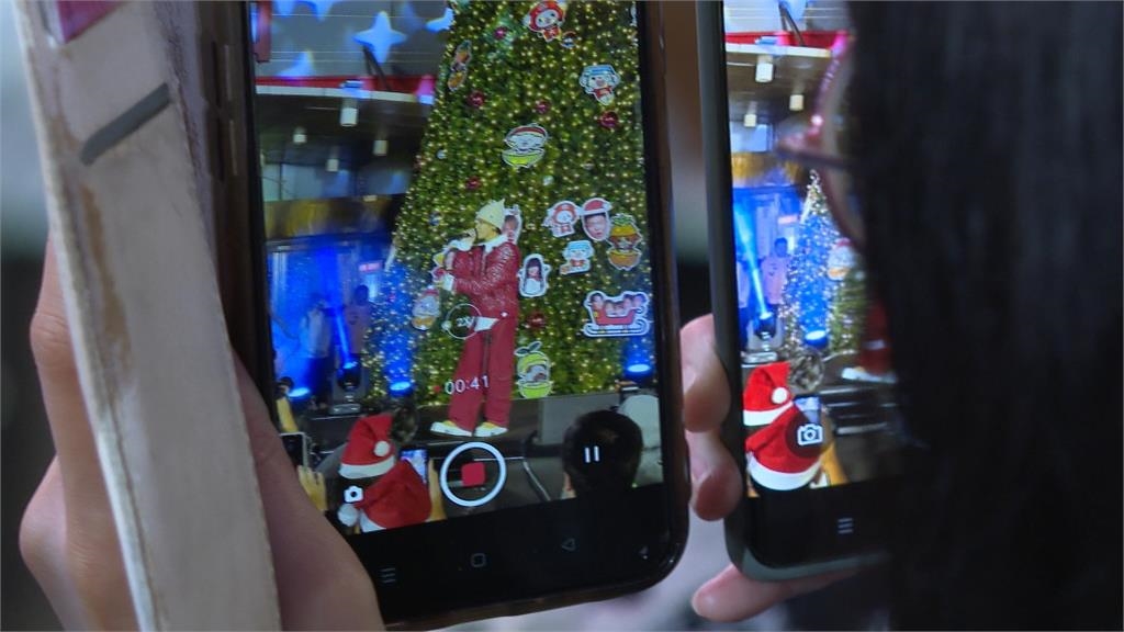 連鎖超市耶誕點燈 白安、鼔鼔、蕭秉治接力獻唱