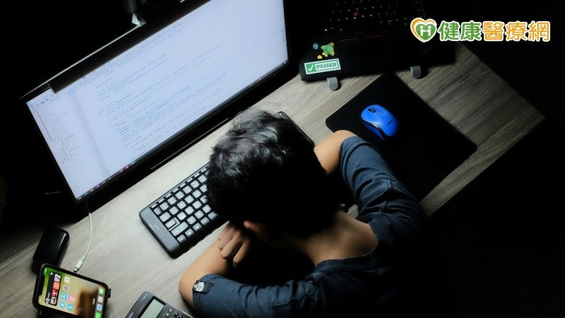 網路霸凌已成青少年全天候威脅!調查:近2成曾遭網暴、4成選旁觀