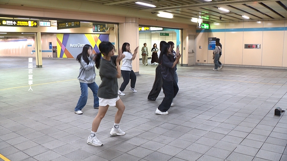 練舞遭街友丟便當和湯　學生自嘲「沒給餐具負評」