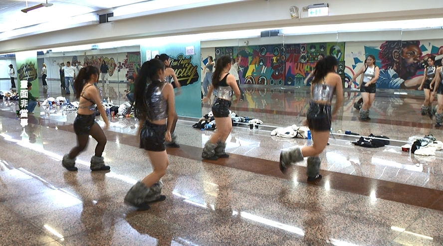 練舞遭街友丟便當和湯　學生自嘲「沒給餐具負評」