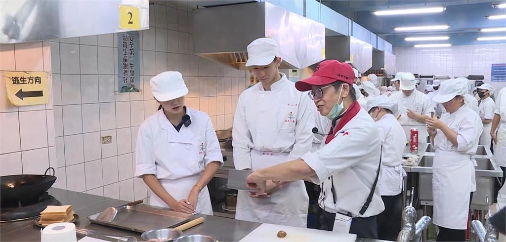 HBL(影)/「校園阿雷U」前進永平工商!球員化身廚神「二刀流」多元發展