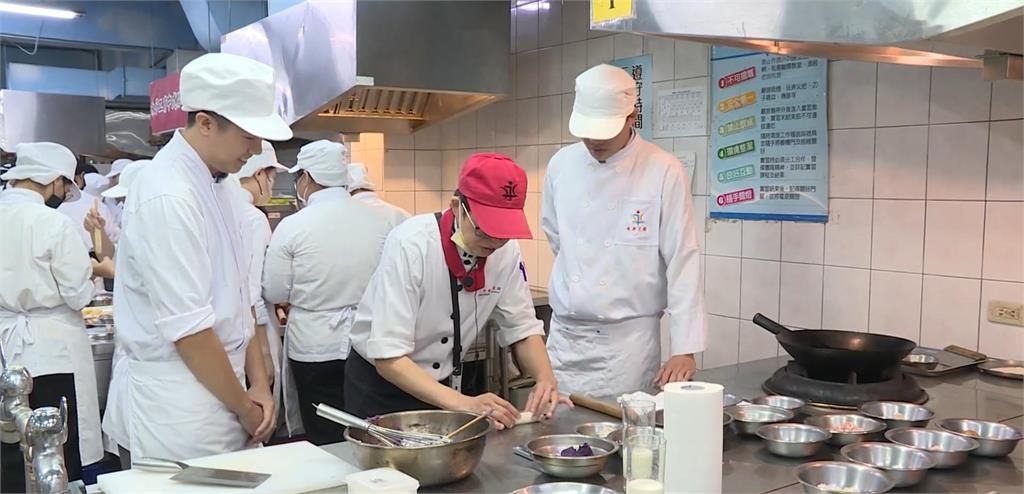 HBL(影)/「校園阿雷U」前進永平工商!球員化身廚神「二刀流」多元發展