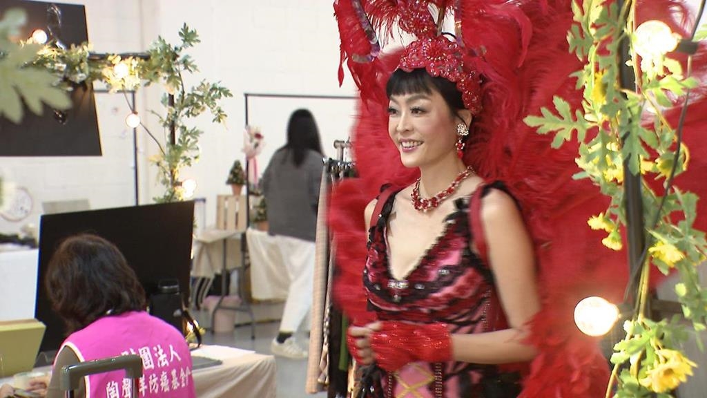 紅翅膀舞動希望！唐玲復刻２０年前造型　為癌友加油打氣