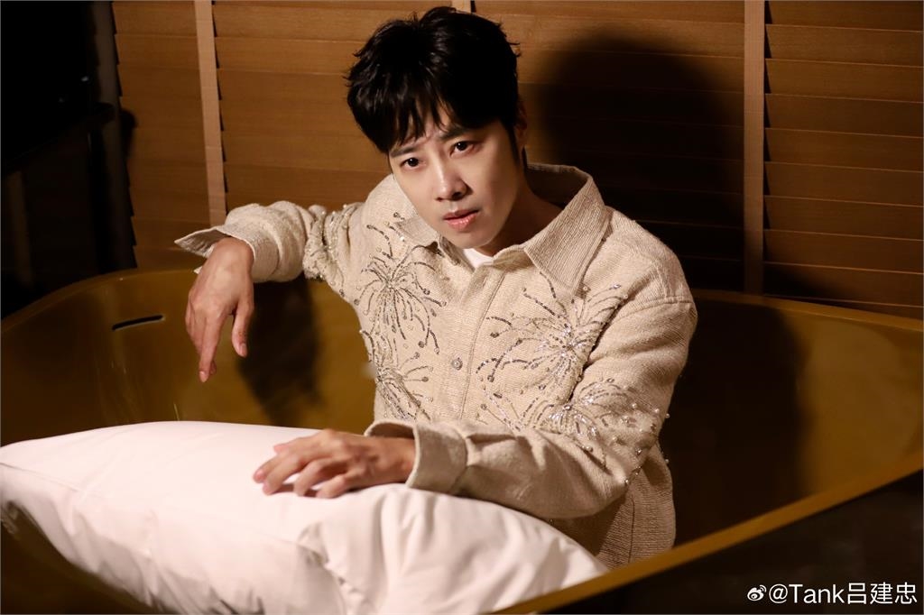 TANK「換上中國心肝」憔悴現身演唱會！眼下發黑「無濾鏡真面目」粉嚇壞