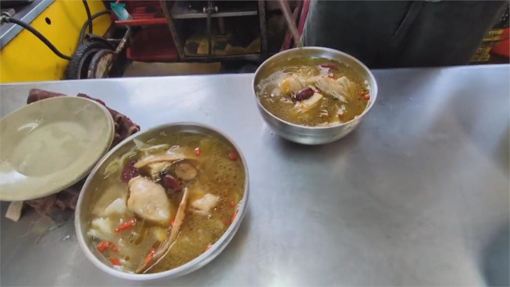 台南藥膳麻油雞店免費續湯 「可喝800次」喝到飽