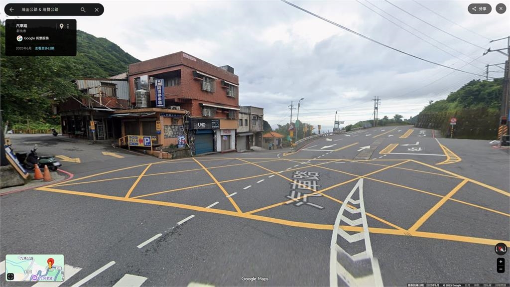 快新聞/神鬼設計!新北瑞芳這路口「右側車道禁右轉」 網酸:市府搶錢?