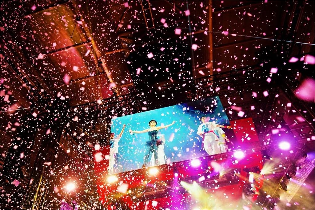 濱崎步公開「對空氣演唱」震撼高清畫面！馬甲緊勒「女王峰細腰太狠」全網看跪