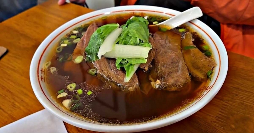 「木公麥面」以厚切牛肉、濃郁湯頭聞名，連5年榮登必比登推介。（圖／翻攝自「木公麥面」臉書）