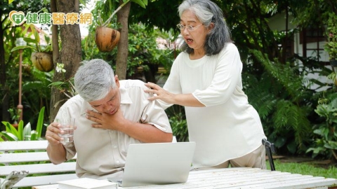 七旬翁被家人傳染流感!自行買成藥拖延治療 病情急轉插管搶命
