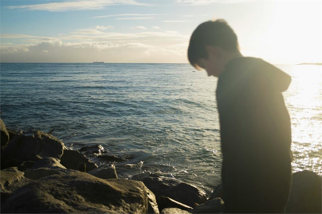 15歲少年「身高僅138CM」醫驚:長不高了!竟是「熬夜偷做1事」又不關燈