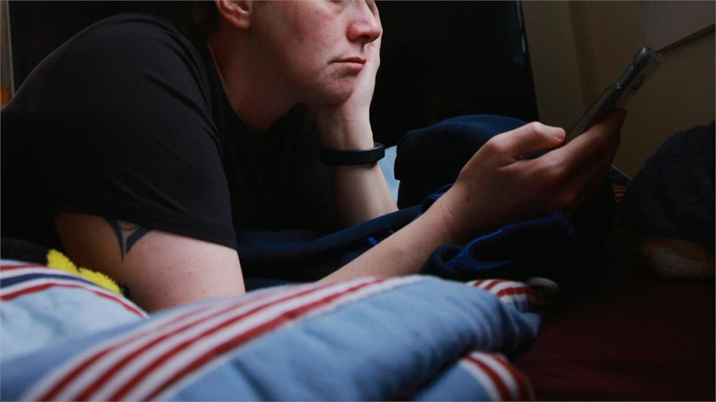 15歲少年「身高僅138CM」醫驚:長不高了!竟是「熬夜偷做1事」又不關燈