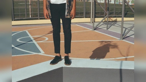 15歲少年「身高僅138CM」醫驚:長不高了!竟是「熬夜偷做1事」又不關燈