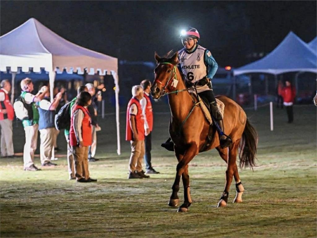 馬術(影)/台灣史上首人完賽!鍾國華征戰「耐力賽」跑120公里!親友團飛泰加油