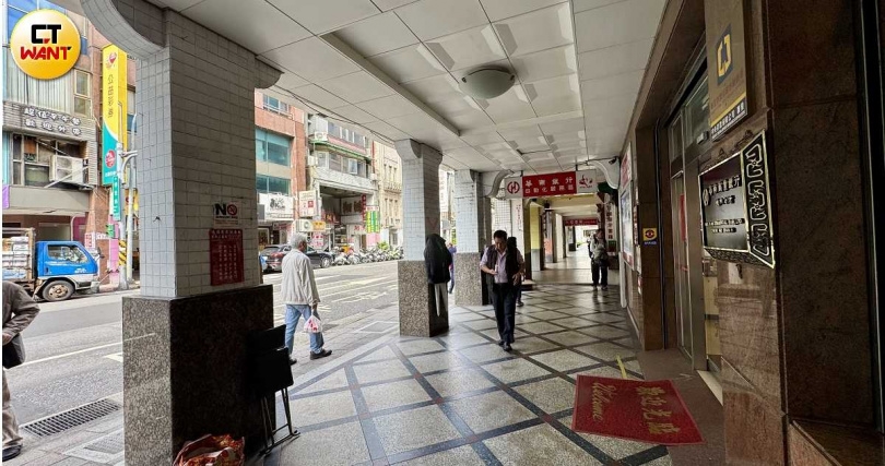 北市文化局第159次審議會上，委員們考量到華南銀行城內分行建物保留不少細節如騎樓牛腿（照片右上方華南銀看板左右兩側）等，決議登錄為歷史建築。（圖／方萬民攝影） 