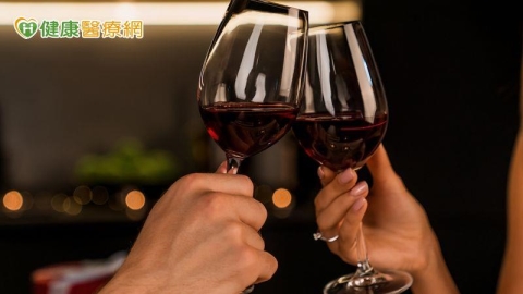 每天小酌一點點沒關係？醫示警：失智風險比你想的高