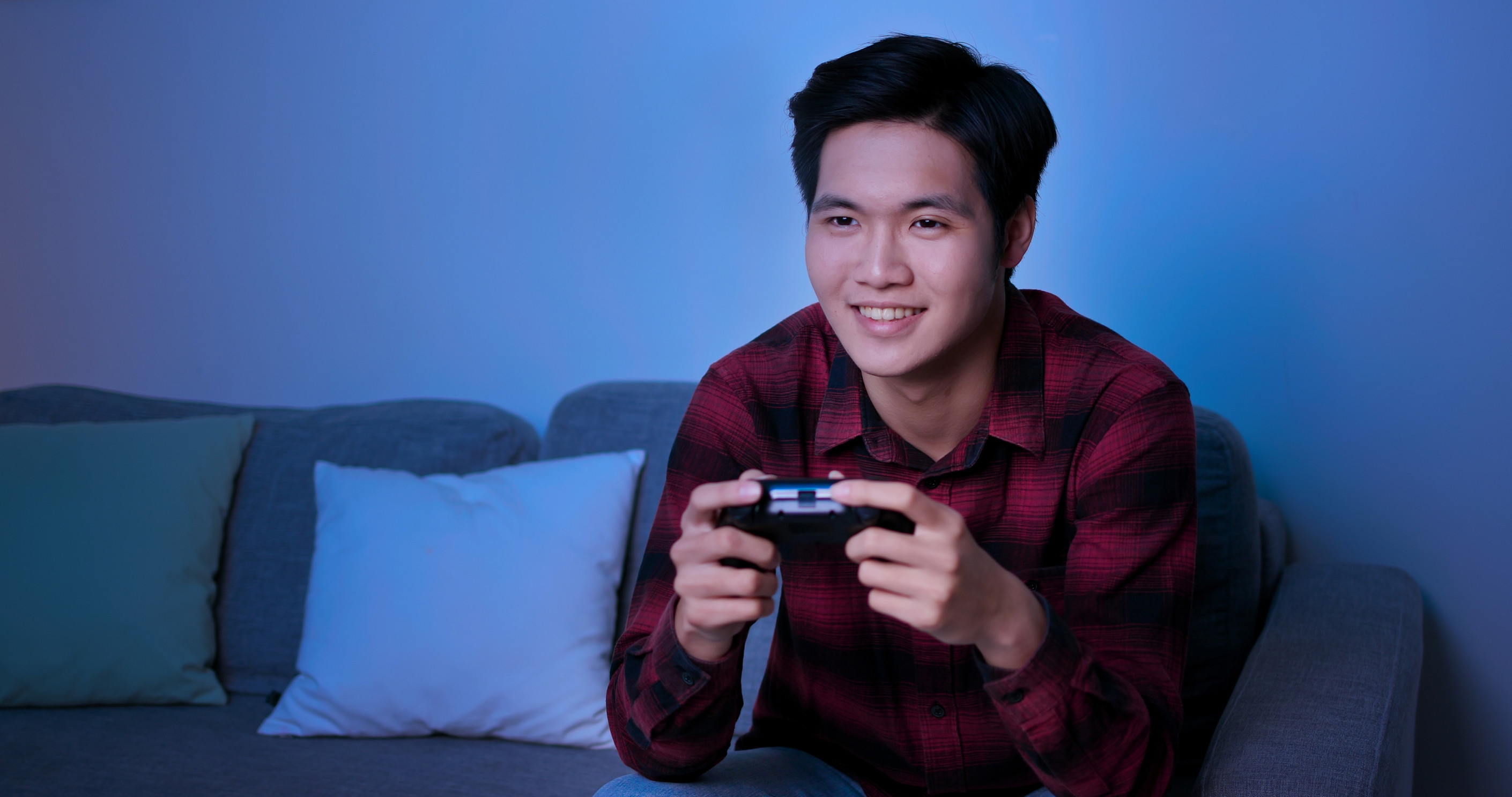 有的時候,男生感到疲憊,想要獨處打遊戲,都還是正常的現象。圖/123RF圖庫