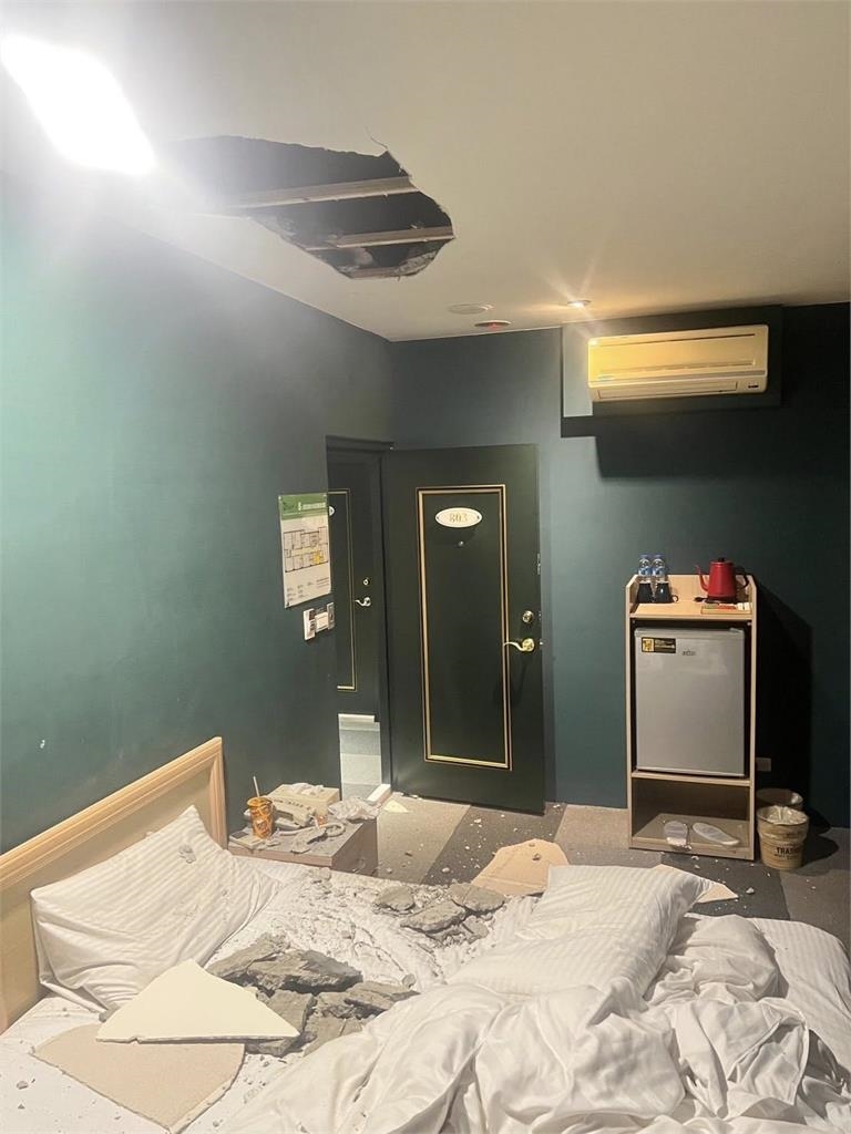 商旅「天花板整片崩塌」他躺床遭砸!妻氣炸曬「超扯畫面」業者急喊聲了