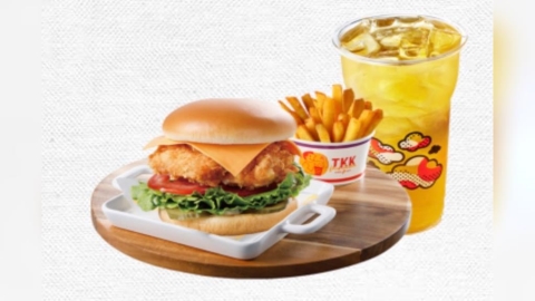 頂呱呱桃園機場店爆雷 消費者控大口咬下竟吃到「整塊生雞肉」