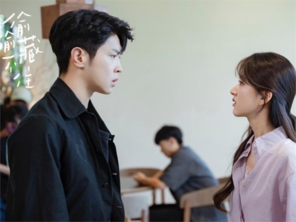 趙露思哥哥險被女粉「托臉強吻」！40秒影片曝光網友驚：詭異的像AI