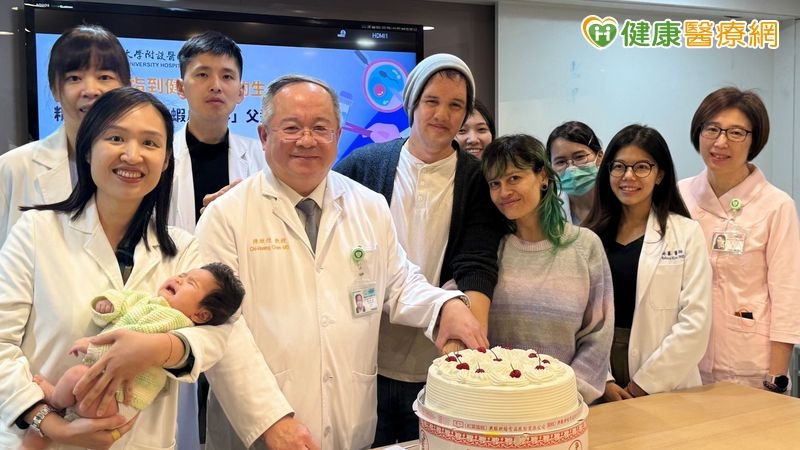 新手爸天生僅有三根手指！北醫阻斷「罕病遺傳基因」迎健康新生兒