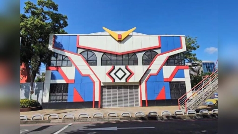 活動中心變身「鋼彈」! 國小鋼彈外牆造型搭上AI影片再翻紅