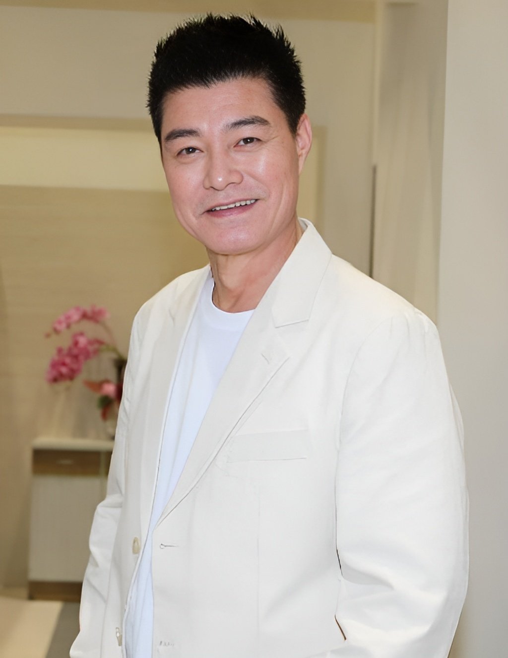 戲劇硬漢王中皇脫了!《姊妹亮起來》大秀腹肌！公開「最強菜單」