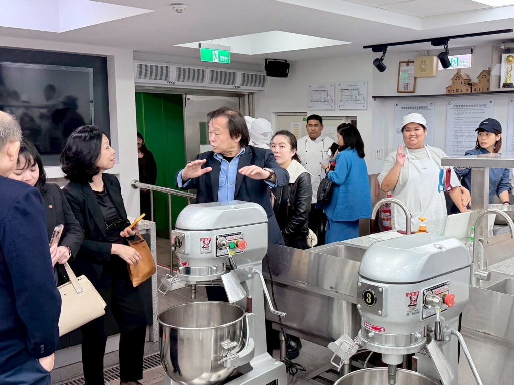 王世堅進校園引暴動！學生揪合唱「沒出息」 人氣直逼網紅