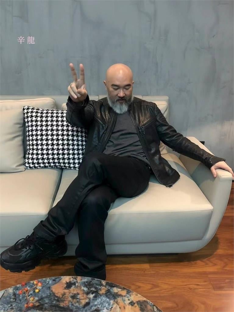 辛龍喪妻神隱5年53歲「1狀態」曝光！「強勢回歸」喊話粉絲：好久不見