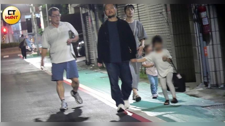 寵女翁婿1／九把刀周亭羽夫妻遛女兒　周爸爸跟在後方緊緊守護