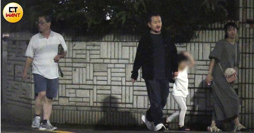 九把刀和周亭羽走在前方，周爸爸則在後方左顧右盼留意有無來車。（圖／本刊攝影組）