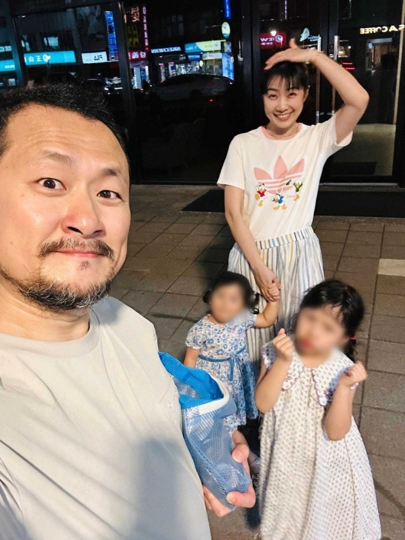 九把刀對老婆周亭羽及兩個女兒都非常疼愛。（圖／翻攝自九把刀臉書）