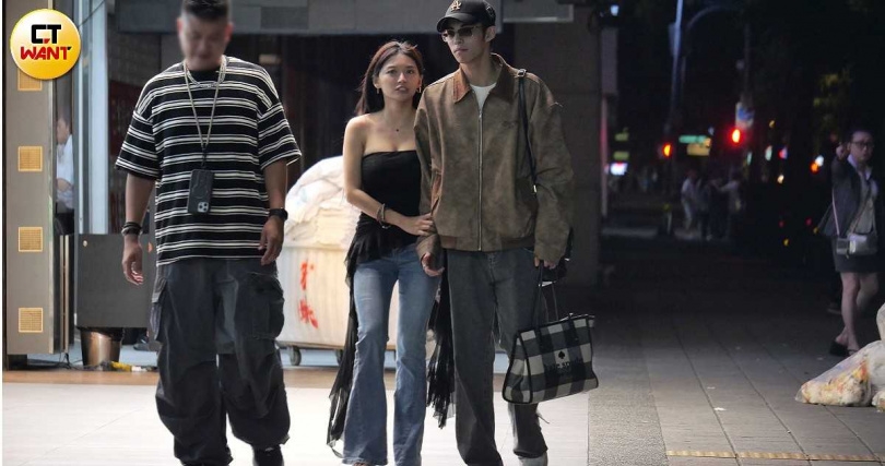 本刊先前直擊祈錦鈅與一名男子黏TT，這名男子真實身分是年僅22歲的陳任佑。（圖／本刊攝影組）